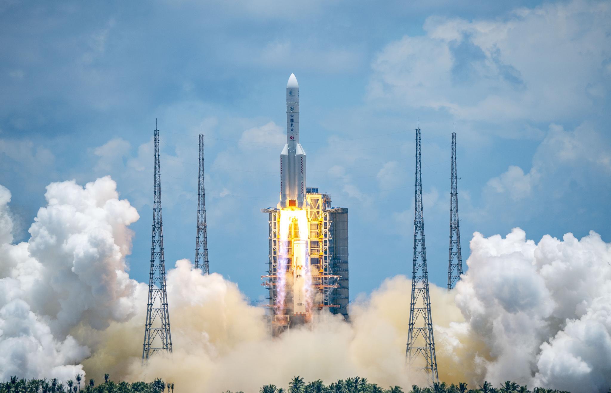 2020年7月23日，长征五号遥四运载火箭将我国首次火星探测任务“天问一号”探测器成功发射升空并送入预定轨道。中国每年的氦气使用量超4300吨，其中就包括了用于泵送火箭燃料。图自新华社