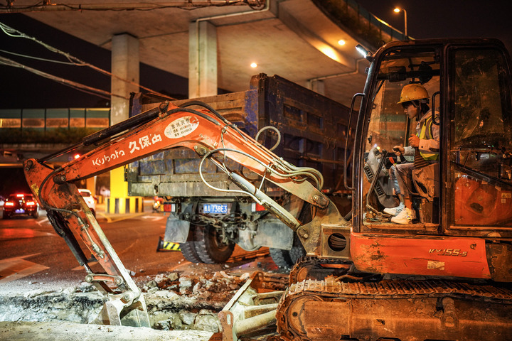 8.4月30日凌晨,工人在贵阳云岩区大营路危旧管道改造项目现场进行管沟路面破碎作业。.png 8.4月30日凌晨,工人在贵阳云岩区大营路危旧管道改造项目现场进行管沟路面破碎作业。.png